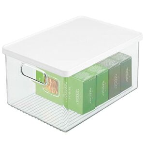 mDesign Caja organizadora de plástico para nevera – Recipiente para guardar alimentos con tapa y asas – Organizador para nevera, cocina y despensa apto para alimentos – transparente/blanco